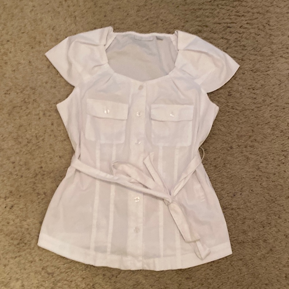 White short sleeve shirt tie waist shirt